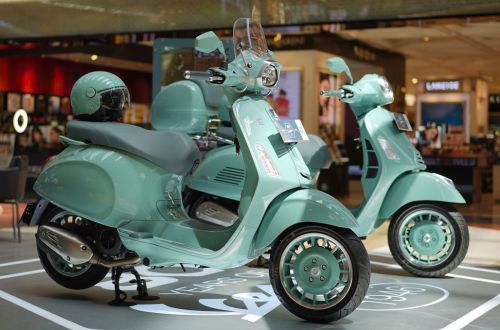 Vespa Debut Eksklusif Edisi Ultah ke-80 dan GTS Super Tech 250
