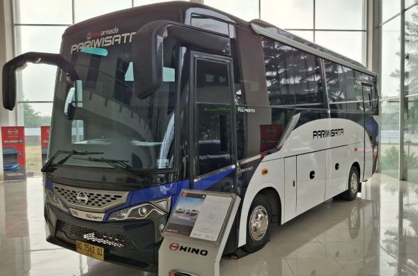 Hino Serahkan Bus GB 150 AT kepada Laskad Trans, Palembang