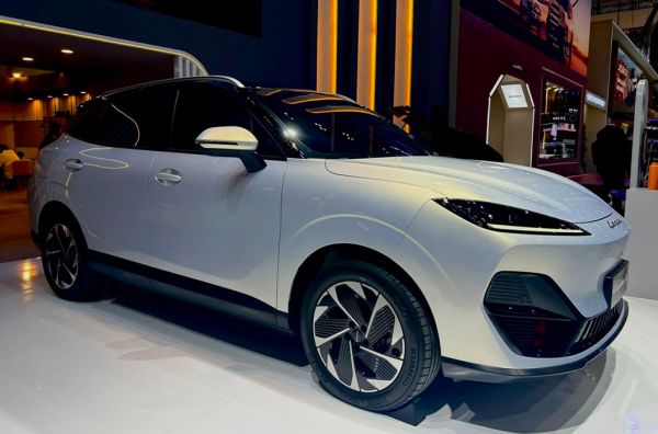 LEPAS E4 EV dengan Jarak Tempuh 600 Km Diklaim Terjauh di Kelasnya