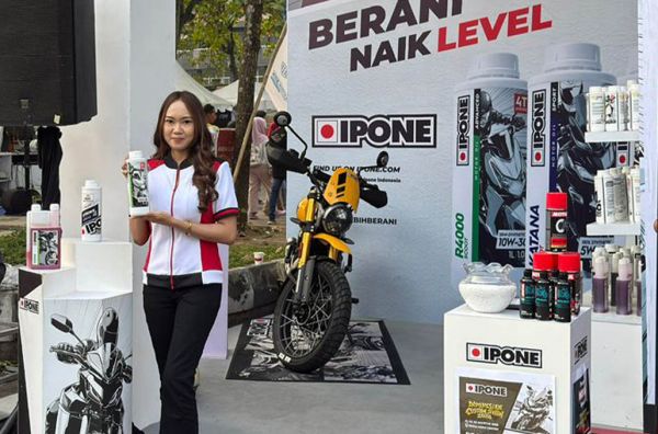 Ipone Seseruan Bareng Pegiat Otomotif di Ajang Indonesian Custom Show 2026