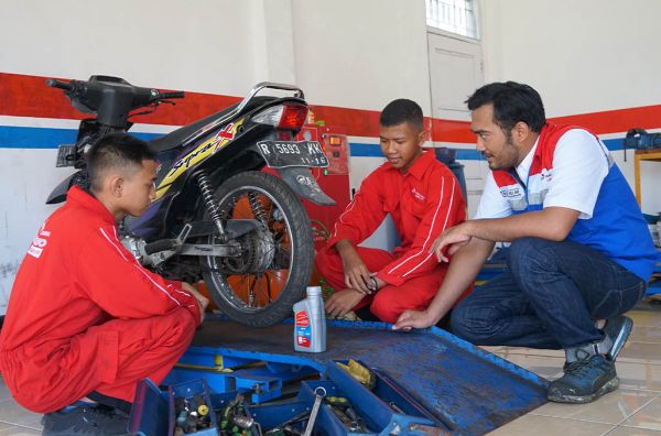Pertamina Lubricants Ajak Siswa SMK Belajar Oprek Motor dari Tim Balap MotoGP