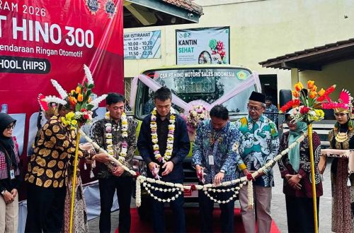 Hino Serahkan Truk 300 Series Sebagai Bahan Ajar SMK Muhammadiyah 3 Yogyakarta