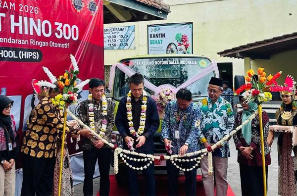 Hino Serahkan Truk 300 Series Sebagai Bahan Ajar SMK Muhammadiyah 3 Yogyakarta